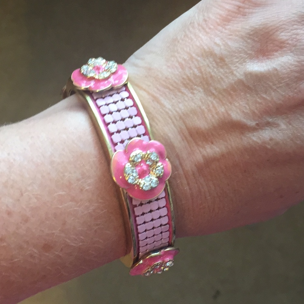 Gold tone enamel bracelet with flower detail